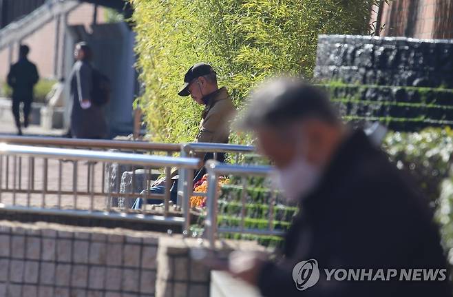 일본 도쿄 산책로에서 시간을 보내는 노인들 [연합뉴스 자료사진. 기사 내용과 직접 관련 없음. 촬영 이세원]