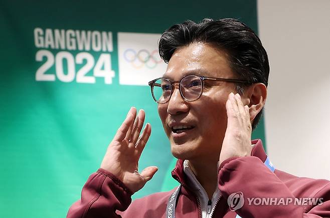 취재진과 인터뷰하는 김재열 IOC 위원 (강릉=연합뉴스) 양지웅 기자 = 김재열 국제올림픽위원회(IOC) 위원이 29일 강원 강릉시 아이스아레나에서 취재진과 인터뷰하고 있다. 2024.1.29 yangdoo@yna.co.kr