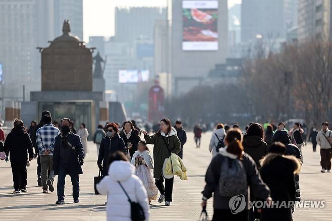 오늘 낮 3∼9도, 평년보다 포근…중서부 미세먼지 '나쁨' (서울=연합뉴스) 윤동진 기자 = 서울 미세먼지 ‘나쁨’을 보인 29일 오후 시민들이 서울 광화문광장을 걷고 있다. 2024.1.29 mon@yna.co.kr