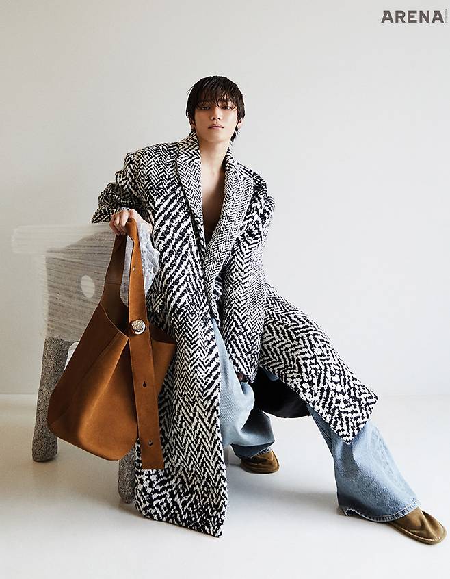 울, 폴리아미드 소재 싱글브레스트 코트 650만원·하이웨이스트 워시드 데님 팬츠 150만원·카프스킨 스웨이드 소재 폴리오 슬리퍼 110만원·토바코 컬러의 스웨이드 소재 라지 사이즈 페블 버킷백 가격미정 모두 로에베 제품.