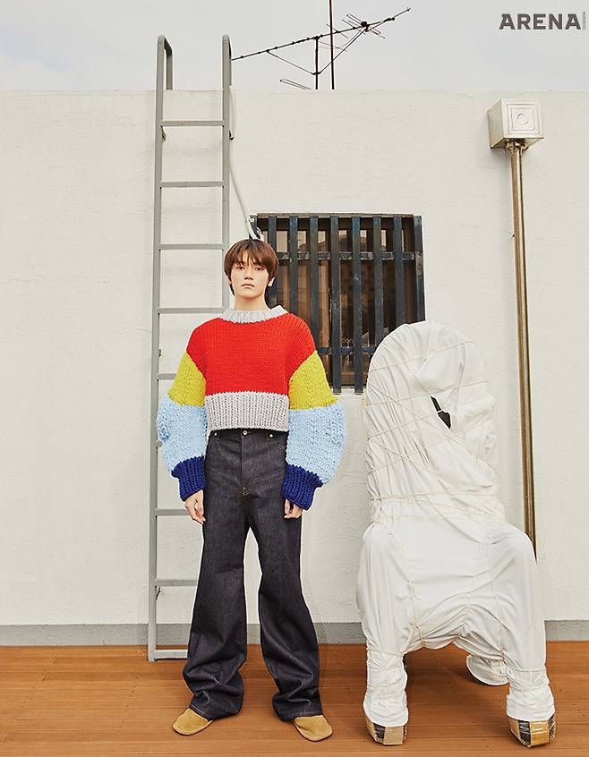 울 소재 멀티 컬러 스웨터 260만원·하이웨이스트 로 데님 팬츠 150만원·카프스킨 스웨이드 소재 폴리오 슬리퍼 110만원 모두 로에베 제품.