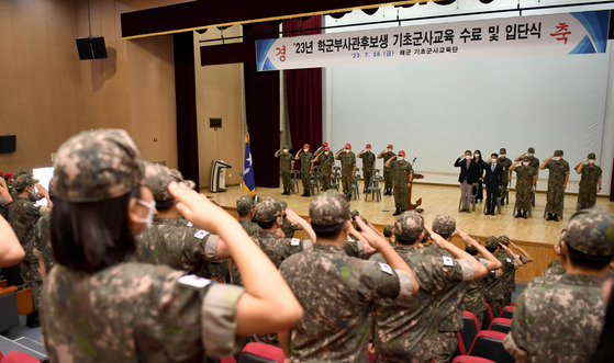 해군 기초군사교육단 학군부사관후보생 합동 입단식 거행   (창원=연합뉴스) 28일 경남 창원시 진해구 해군 교육사령부 종합교육관에서 시행된 학군부사관후보생 하계입영 수료 및 입단식에서 학군부사관후보생 총원이 기초군사교육단장에게 경례하고 있다. 2023.7.28 [해군 제공. 재판매 및 DB 금지]   jjh23@yna.co.kr (끝)  〈저작권자(c) 연합뉴스, 무단 전재-재배포 금지〉