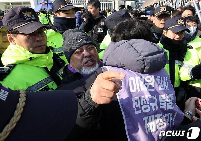 10.29 이태원 참사 유가족들이 30일 오전 서울 종로구 정부서울청사 앞에서 이태원참사 특별법 거부권이 국무회의에서 의결되자 항의하며 경찰과 대치하고 있다. 2024.1.30/뉴스1 ⓒ News1 장수영 기자