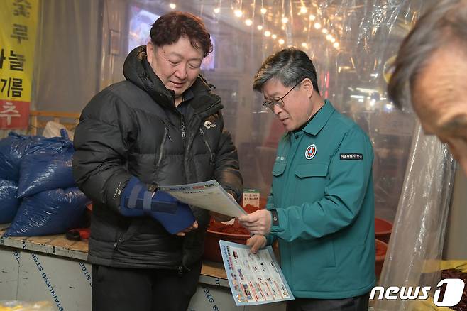 김길성 중구청장(오른쪽)이 전통시장을 방문해 화재취약시설을 점검하고 있다.(서울 중구청 제공)