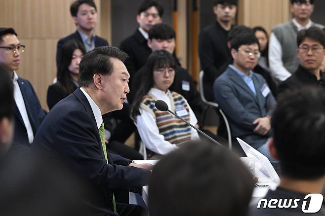 윤석열 대통령이 30일 경기 성남 판교제2테크노밸리 기업지원허브에서 '상생의 디지털, 국민권익 보호' 를 주제로 열린 일곱 번째 국민과 함께하는 민생토론회에서 발언하고 있다. (대통령실 제공) 2024.1.30/뉴스1 ⓒ News1 오대일 기자