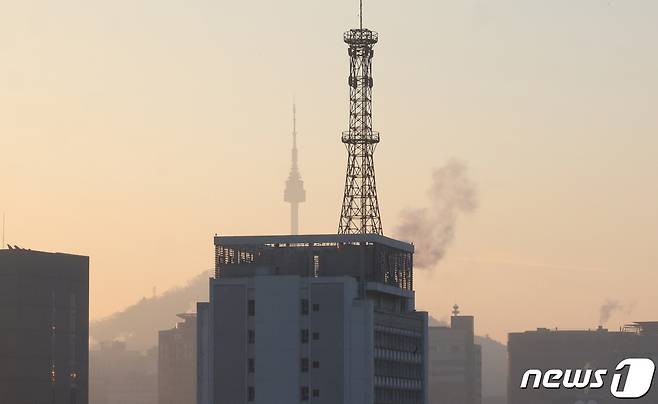 서울 등 내륙지방의 초미세먼지가 '나쁨' 수준을 보인 30일 오전 서울 중로구에서 바라본 남산타워가 미세먼지 영향으로 뿌옇게 보이고 있다. 2024.1.30/뉴스1 ⓒ News1 장수영 기자