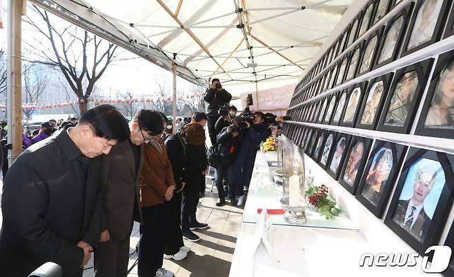 홍익표 더불어민주당 원내대표를 비롯한 의원들이 30일 서울광장에 마련된 10.29 이태원 참사 희생자 합동분향소를 찾아 묵념하고 있다. (공동취재) 2024.1.30/뉴스1 ⓒ News1 유승관 기자