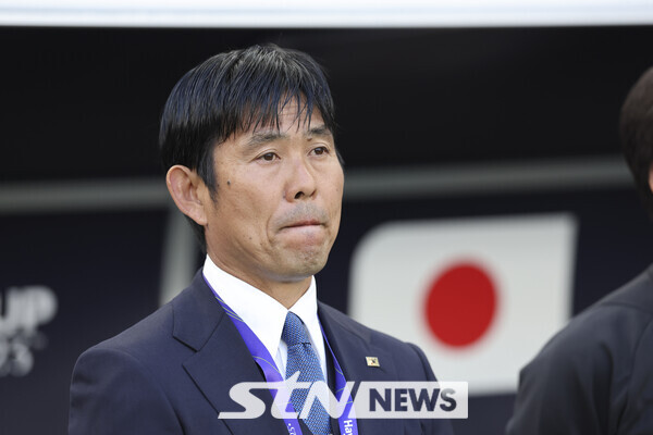 모리야스 하지메 감독이 24일(현지시간) 카타르 도하 알투마마 스타디움에서 열린 아시아축구연맹(AFC) 2023 카타르 아시안컵 D조 조별예선 3차전 일본 대 인도네시아의 경기에서 경기장을 바라보고 있다. 사진┃뉴시스