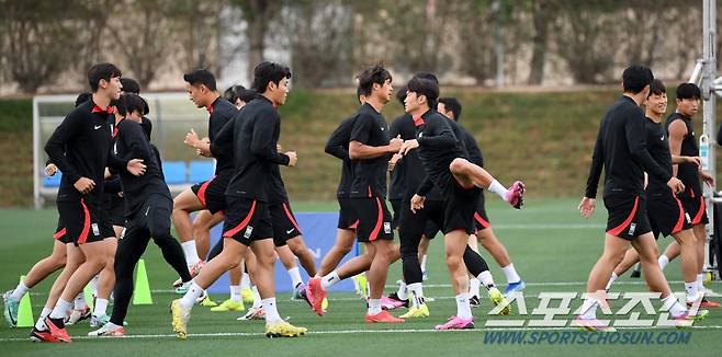 대한민국 축구대표팀이 29일(현지시간) 카타르 도하 알 아글라 트레이닝 센터에서 공식 훈련을 진행했다. 손흥민이 훈련을 소화하고 있다. 도하(카타르)=박재만 기자 pjm@sportschosun.com/2023.01.29/