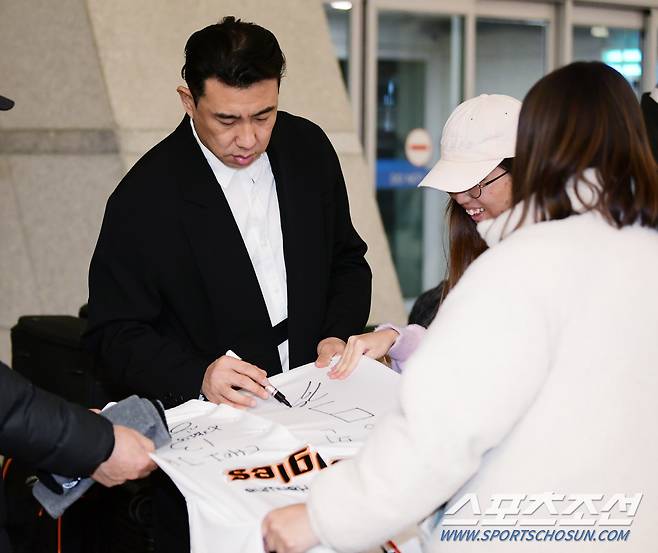 한화 이글스가 30일 오전 스프링캠프가 차려진 호주 멜버른으로 떠나기 위해 인천국제공항에 도착했다. 김강민이 팬들에게 사인을 해주고 있다. 인천공항=정재근 기자 cjg@sportschosun.com/2024.1.30/