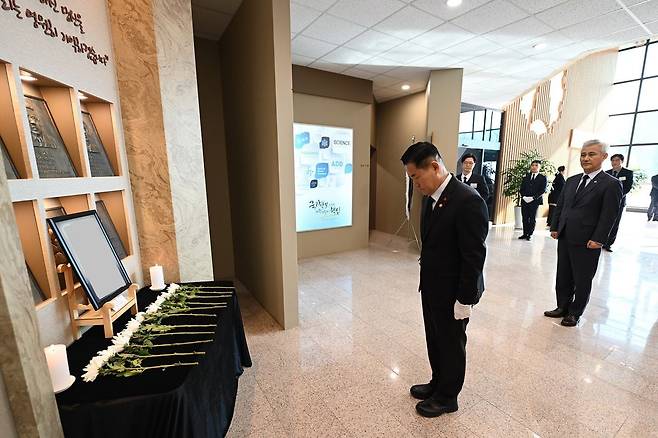 신원식 국방부 장관이 2024년 1월 12일 대전 국방과학연구소(ADD) 내 순직(殉職) 연구원 추모 공간에서 지금까지 첨단 무기 체계를 개발하다가 순직한 ADD 연구원들을 추모(追慕)하며 고인들의 명복을 빌고 있다./국방부 제공