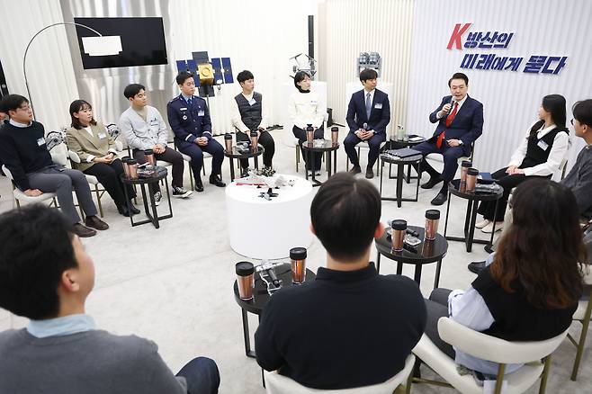 윤석열 대통령이 2023년 12월 7일 경기 성남 분당구 LIG넥스원에서 열린 청년 방위산업인 간담회에서 연구자들을 격려하고 있다. 윤 대통령과 청년 연구자들은 기념 촬영도 했다./대통령실 제공