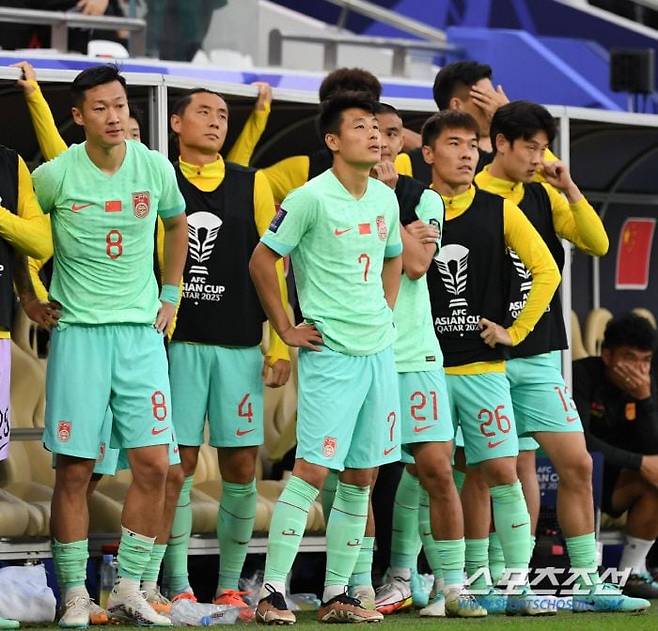 카타르 도하에서 열린 아시아축구연맹(AFC) 카타르 아시안컵에서 레바논과 겨뤄 무승부를 기록한 중국 대표팀 선수들이 아쉬워하고 있다. /스포츠조선