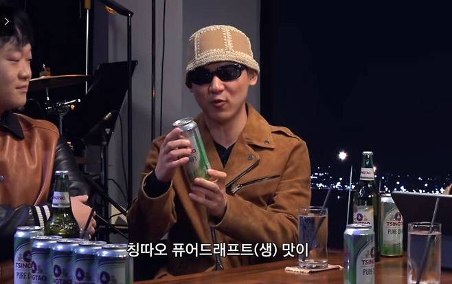 개그콘서트보다 인기가 높은 피식대학의 유튜브 콘텐츠 '피식쇼'. 콘텐츠 중간에 출연자가 칭따오 상품을 홍보하는 모습이다. /유튜브 캡처