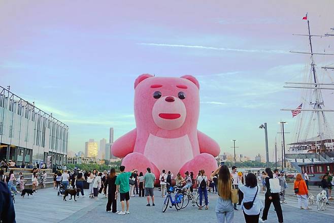 롯데홈쇼핑이 미국 뉴욕 맨해튼 '피어17' 야외 광장에 15미터 높이의 초대형 벨리곰 조형물을 내세운 '어메이징 벨리곰' 공공 전시를 진행했다./뉴스1