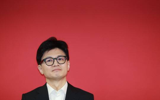 한동훈 국민의힘 비상대책위원장이 29일 오전 여의도 중앙당사에서 열린 국민인재 영입 환영식에서 잠시 생각에 잠겨있다. 연합뉴스