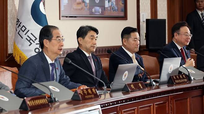 한덕수 국무총리가 30일 오전 서울 종로구 정부서울청사에서 열린 국무회의를 주재하고 있다. 사진=서동일 기자