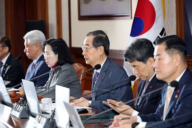 한덕수 국무총리가 30일 오전 서울 종로구 정부서울청사에서 열린 국무회의를 주재하고 있다. 사진=서동일 기자