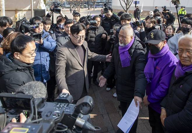 이태원참사 유가족 만난 홍익표 원내대표 (서울=연합뉴스) 서명곤 기자 = 국무회의에서 '10·29 이태원참사 진상규명과 재발방지 및 피해자 권리보장을 위한 특별법안'에 대한 재의요구안이 의결된 30일 오후 더불어민주당 홍익표 원내대표가 서울광장 10·29 이태원참사 희생자 합동분향소에서 유가족들과 면담에 앞서 인사하고 있다. 2024.1.30 [공동취재] seephoto@yna.co.kr (끝)