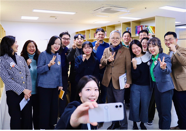 유인촌 문화체육관광부 장관과 한국문화관광연구원 임직원들이 셀피 타임을 갖고 있다. 한국문화관광연구원 제공