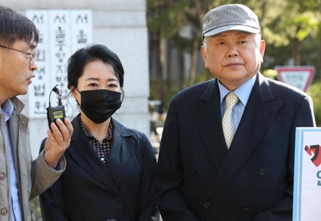 김건희 여사의 '쥴리 의혹'을 제기해 재판에 넘겨진 안해욱(오른쪽) 전 대한초등학교태권도협회장이 2022년 10월 13일 서울중앙지법 앞에서 기자회견 하고 있다. 뉴시스