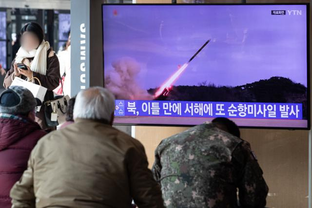 30일 서울역에서 시민들이 북한의 순항미사일 발사 도발 관련 뉴스를 지켜보고 있다. 뉴스1