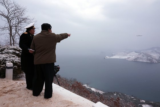 지난 28일 김정은 북한 국무위원장이 신형 순항미사일 시험발사를 지도하는 모습을 북한 노동당 기관지 노동신문이 29일 보도했다. 뉴스1