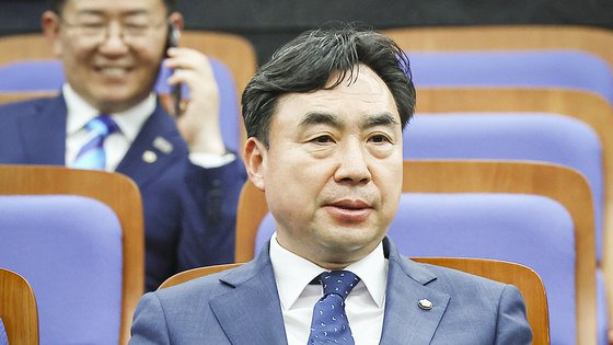 더불어민주당 '2021년 전당대회 돈 봉투' 의혹에 연루돼 탈당 의사를 밝힌 윤관석 의원이 지난해 5월 3일 오후 서울 여의도 국회에서 열린 의원총회에 참석해 자리하고 있다. 김현동 기자