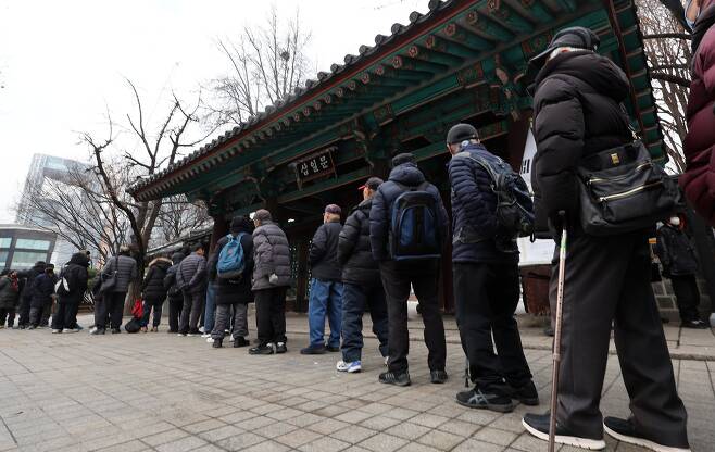 지난 11일 서울 탑골공원 무료 급식소를 찾은 어르신들이 급식을 받기 위해 줄을 서 있다.  뉴스1