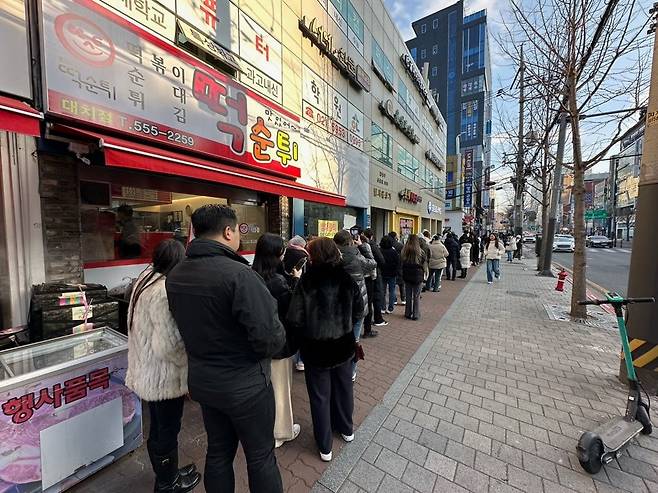 차백도 매장 오픈 직후 대기행렬이 늘어서 있는 모습. 차백도 제공