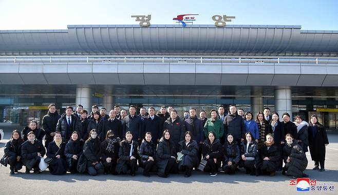 북한 조선중앙통신은 30일 조중친선설명절행사 참가차 중국공산당 요녕성위원회 상무위원인 선전부장 류혜안을 단장으로하는 중국요녕성문화대표단이 29일 평양국제비행장에 도착했다고 보도했다. 조선중앙통신·연합뉴스