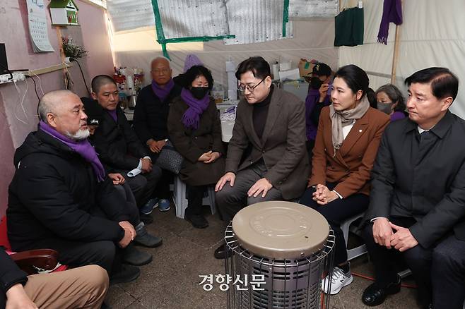 홍익표 더불어민주당 원내대표(오른쪽 셋째)가 30일 서울 중구 서울광장에 마련된 10·29 이태원 참사 희생자 합동분향소에서 유가족들을 만나 이야기를 나누고 있다. 사진공동취재단