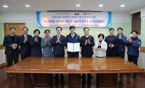 왼쪽 네 번째부터 문한섭 교수, 신창호 실장, 윤지원 대표, 차정인 총장