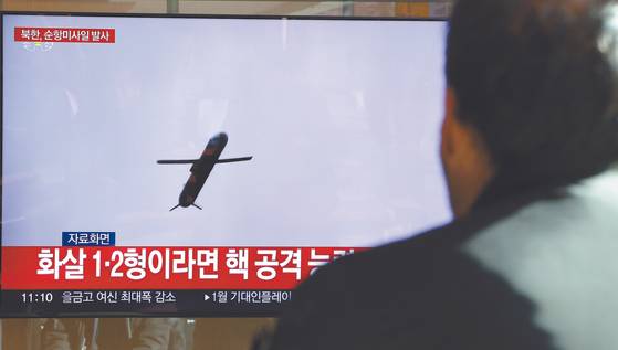 A man watches a television broadcast about the North's cruise missile launches on Wednesday morning at Seoul Station. [NEWS1]