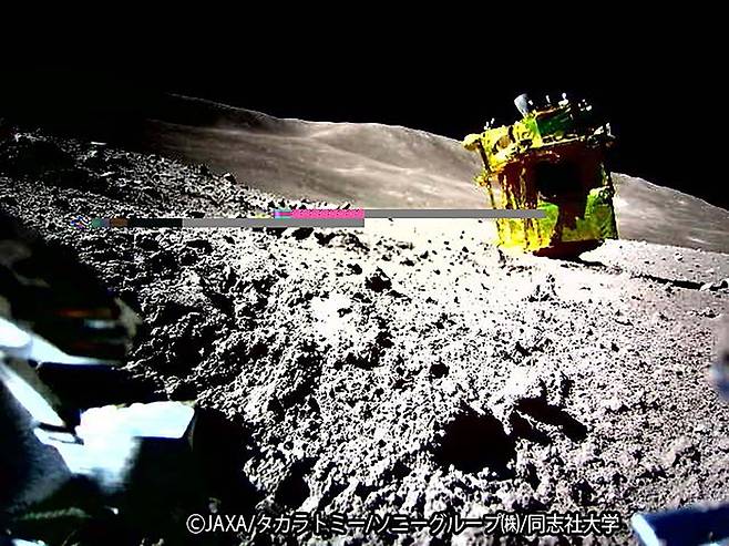 달에 거꾸로 착륙한 일본 달 탐사선 슬림 모습. 착륙 몇 시간 만에 가동이 멈췄지만 태양전지판에 태양이 비추면서 동력이 살아나 일부 가동이 재개됐다. [연합뉴스]