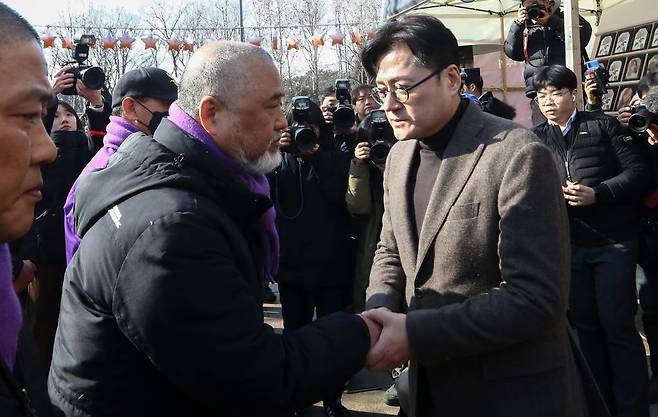 [서울=뉴시스] 김선웅 기자 = 홍익표 더불어민주당 원내대표가 30일 서울 중구 서울광장에 마련된 이태원참사 분향소를 찾아 참사 유가족을 위로하고 있다. (공동취재) 2024.01.30.