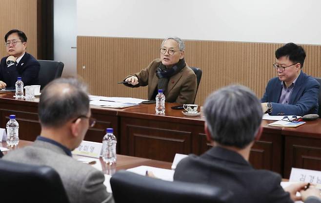 [서울=뉴시스] 조성우 기자 = 유인촌 문화체육관광부 장관이 29일 오후 서울 강서구 국립국어원에서 2024년 업무계획 보고를 받고 있다. (사진=문화체육관광부 제공) 2024.01.29. *재판매 및 DB 금지