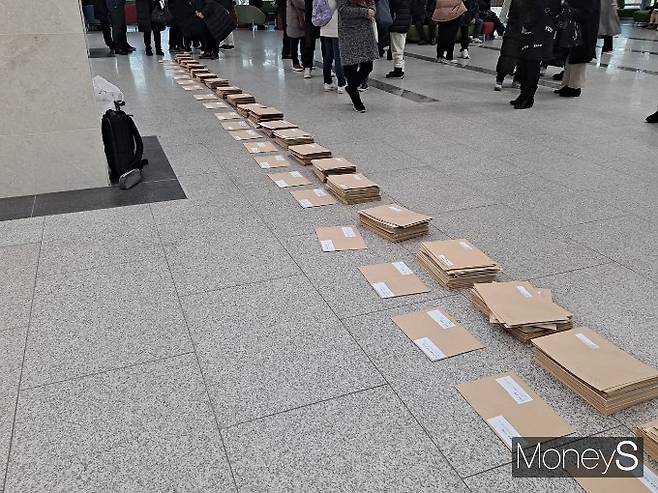 국회 소통관 로비에 홍콩ELS 피해자 모임 가입자들이 국회의원들에게 보낼 탄원서가 놓여 있다./사진=강한빛 기자
