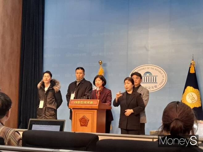 양정숙 의원과 홍콩지수ELS피해자 모임 관계자들./사진=강한빛 기자