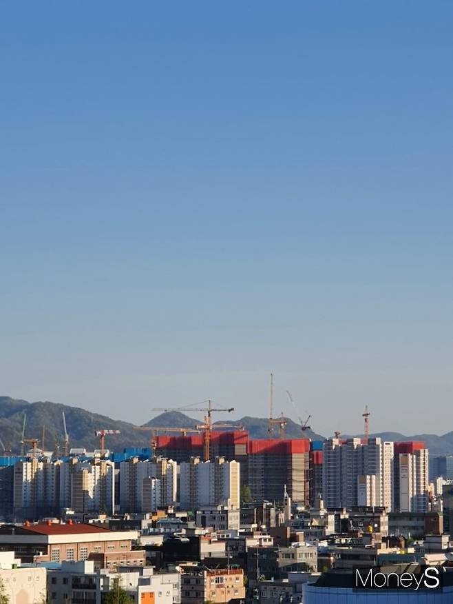 지난해 광주·전남지역  주택 인허가, 착공, 준공 등 주요 건설 지표의 명암이 엇달린 것으로 나타났다. 광주광역시 동구 전경/사진=머니S DB.