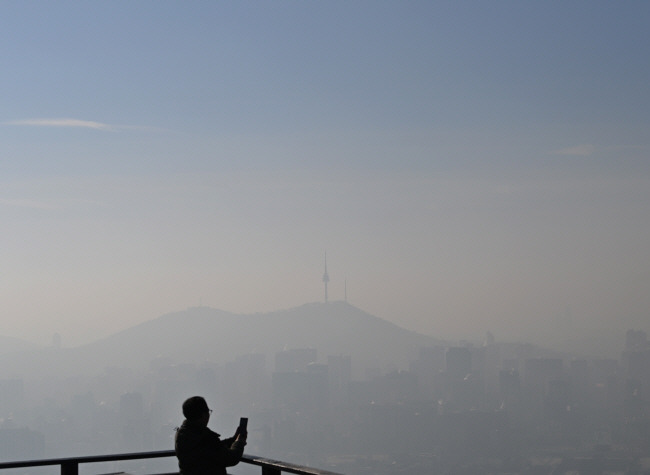 30일 전국 대부분 지역의 미세먼지 농도가 ‘나쁨’ 수준을 보인 가운데 서울 종로구 북악산에서 내려다본 도심이 뿌옇게 흐려져 있다.  백동현 기자