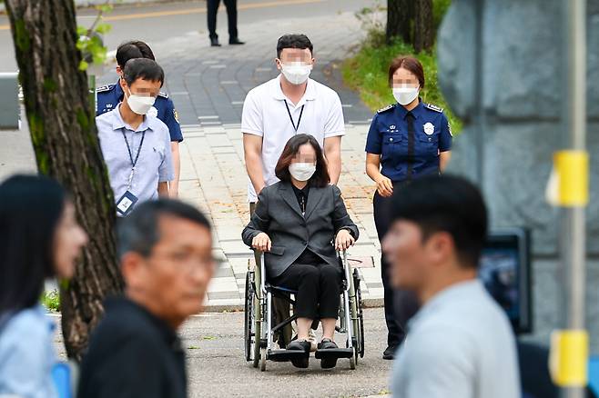 자녀 입시 비리 등으로 징역형을 받아 복역 중이던 정경심 전 동양대학교 교수가 27일 오전 가석방으로 풀려나 경기 의왕 서울구치소를 나서고 있다. [연합]