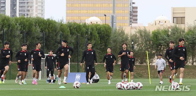 [도하(카타르)=뉴시스] 김근수 기자 = 대한민국 축구 국가대표팀이 29일(현지시간) 카타르 도하 알에글라 트레이닝 센터에서 사우디아라비아와 16강전을 하루 앞두고 훈련을 하고 있다. 2024.01.29. ks@newsis.com