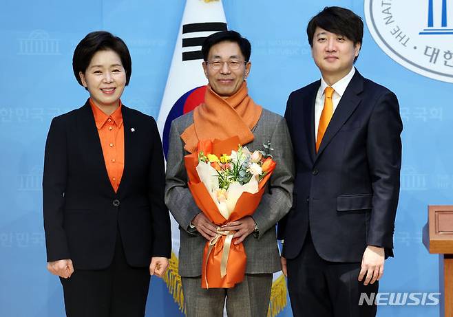 [서울=뉴시스] 추상철 기자 = 이준석 개혁신당 대표와 양향자 한국의희망 대표가 30일 오전 서울 여의도 국회에서 열린  '한국의희망 1호 영입인재 입당' 기자회견에서 이창한 전 반도체협회 부회장에게 목도리와 꽃다발을 전달한 후 기념촬영을 하고 있다. 2024.01.30. scchoo@newsis.com