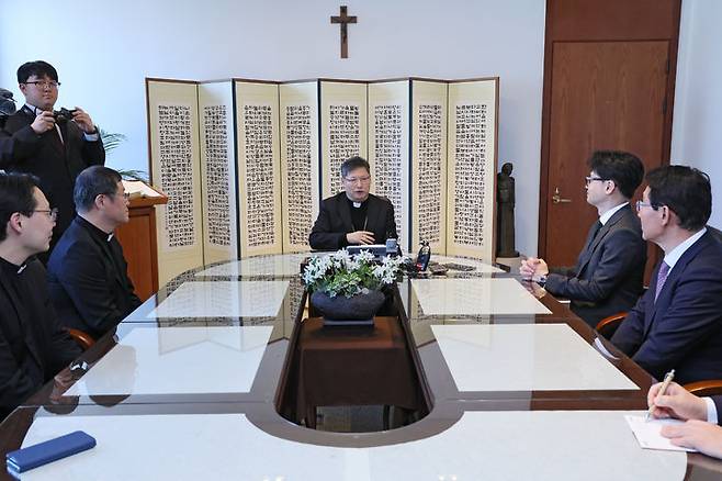 [서울=뉴시스] 고범준 기자 = 한동훈 국민의힘 비상대책위원장이 30일 서울 중구 천주교 서울대교구청에서 천주교 서울대교구장 정순택 대주교를 예방하고 있다. (사진=국민의힘 제공) 2024.01.30. photo@newsis.com *재판매 및 DB 금지