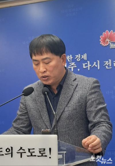 전주시 국승철 도시건설안전국장이 30일 새해 주요 사업계획을 발표하고 있다. 최명국 기자