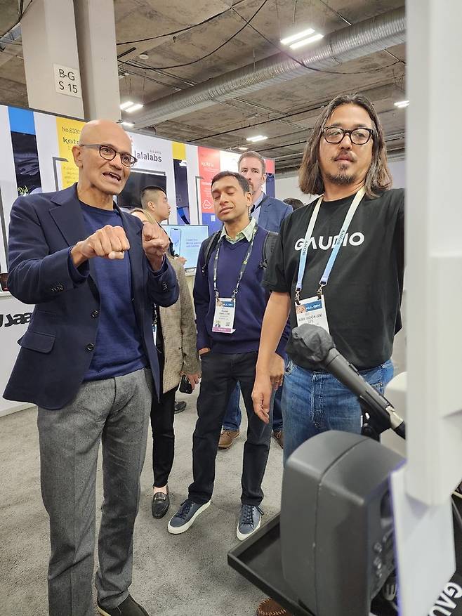 마이크로소프트 최고경영자(CEO) 사티아 나델라(왼쪽)가 지난 9일(현지시간) 미국 라스베이거스에서 개막한 세계 최대 가전·정보기술(IT) 전시회&nbsp;‘CES 2024’에서 한국의 인공지능(AI) 오디오 전문 기업&nbsp;‘가우디오랩’의 전시장을 찾아&nbsp;이국진 가우디오랩 부사장으로부터&nbsp;생성형 소리 AI 프로젝트 ‘폴-리’(FALL-E)에 대한 설명을 듣고 있다. 라스베이거스=이동수 기자