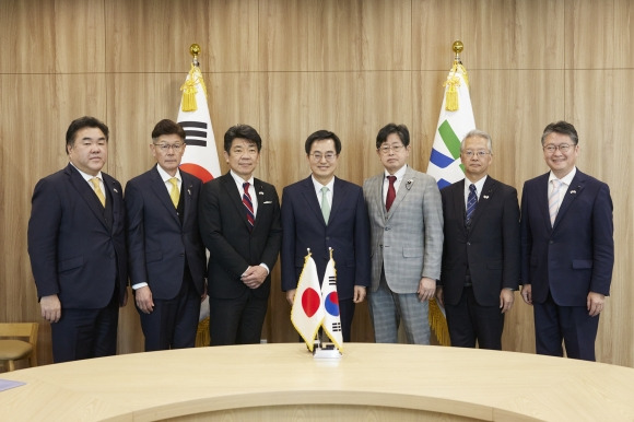 30일 경기도청 집무실에서 김동연 도지사와 일본 아이치현 의원단이 기념 촬영을 하고 있다.