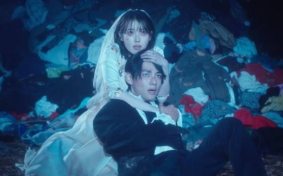 아이유 뮤직비디오 속 장면. 아이유 공식 유튜브