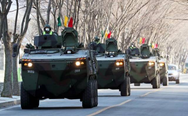 육군수도방위사령부 1경비단 장갑중대 K808 차륜형 장갑차들이 새벽 야외 기동훈련을 마치고 주둔지로 복귀하고 있다. 사진 제공=국방일보